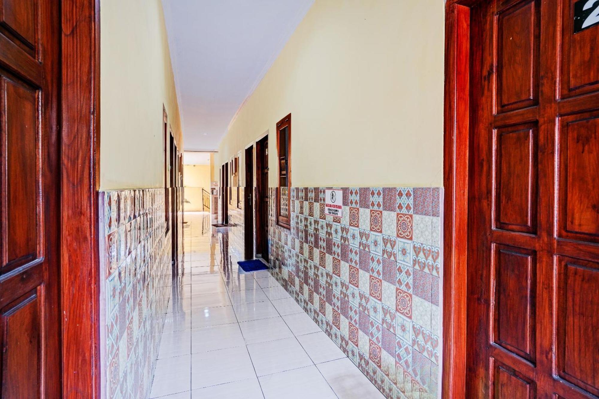 Oyo 90234 Dhoho Family Guest House Kediri  Exterior foto