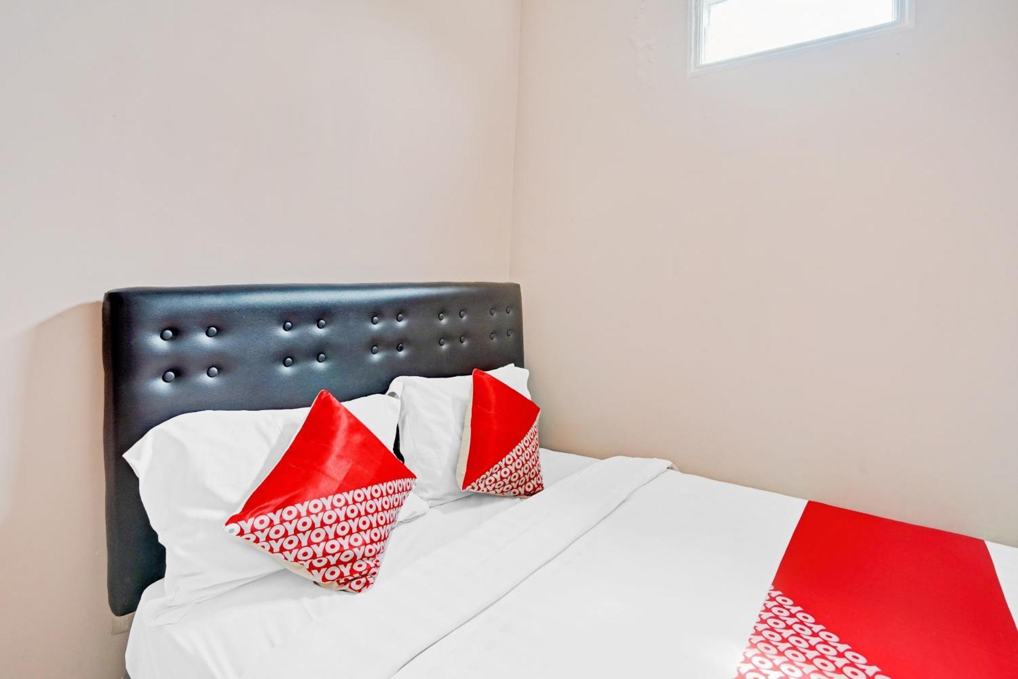 Oyo 90234 Dhoho Family Guest House Kediri  Exterior foto