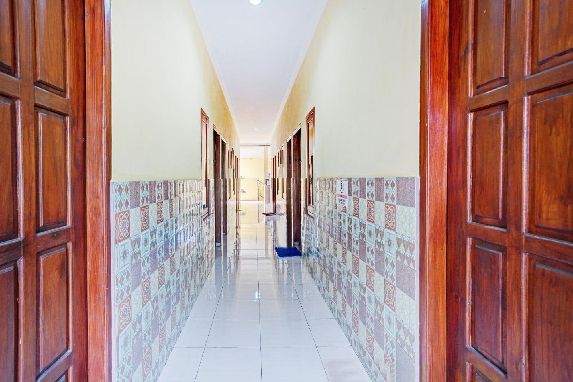 Oyo 90234 Dhoho Family Guest House Kediri  Exterior foto