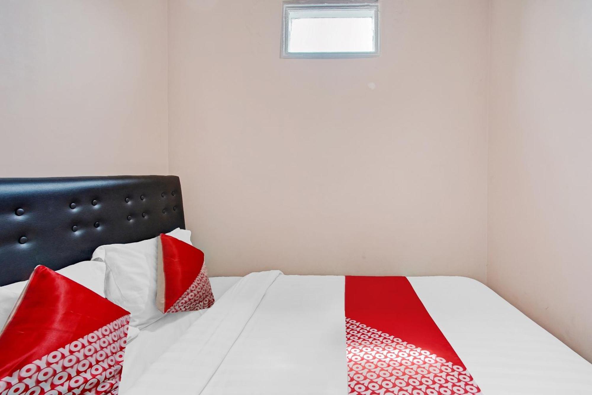Oyo 90234 Dhoho Family Guest House Kediri  Exterior foto